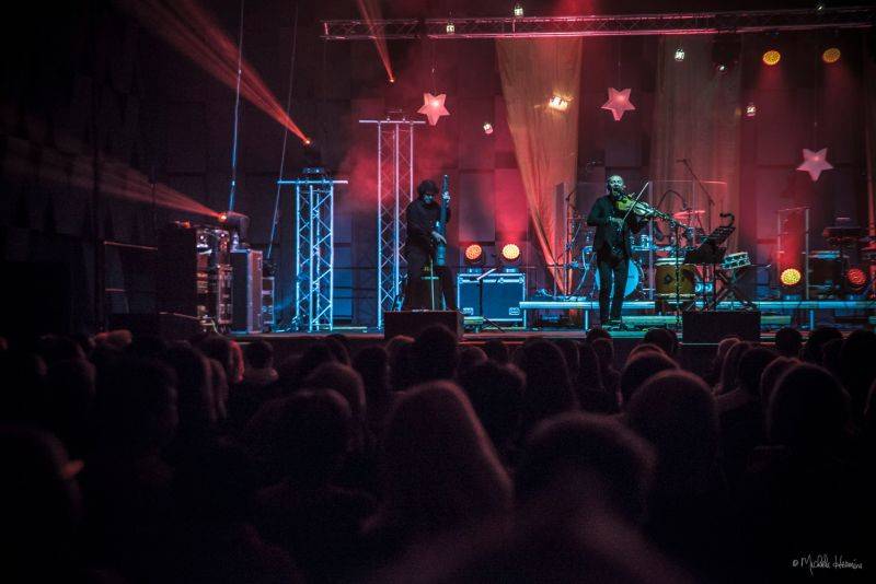 Čechomor odehrál vánoční koncert ve Foru Karlín, došlo i na křest vinylu Proměny