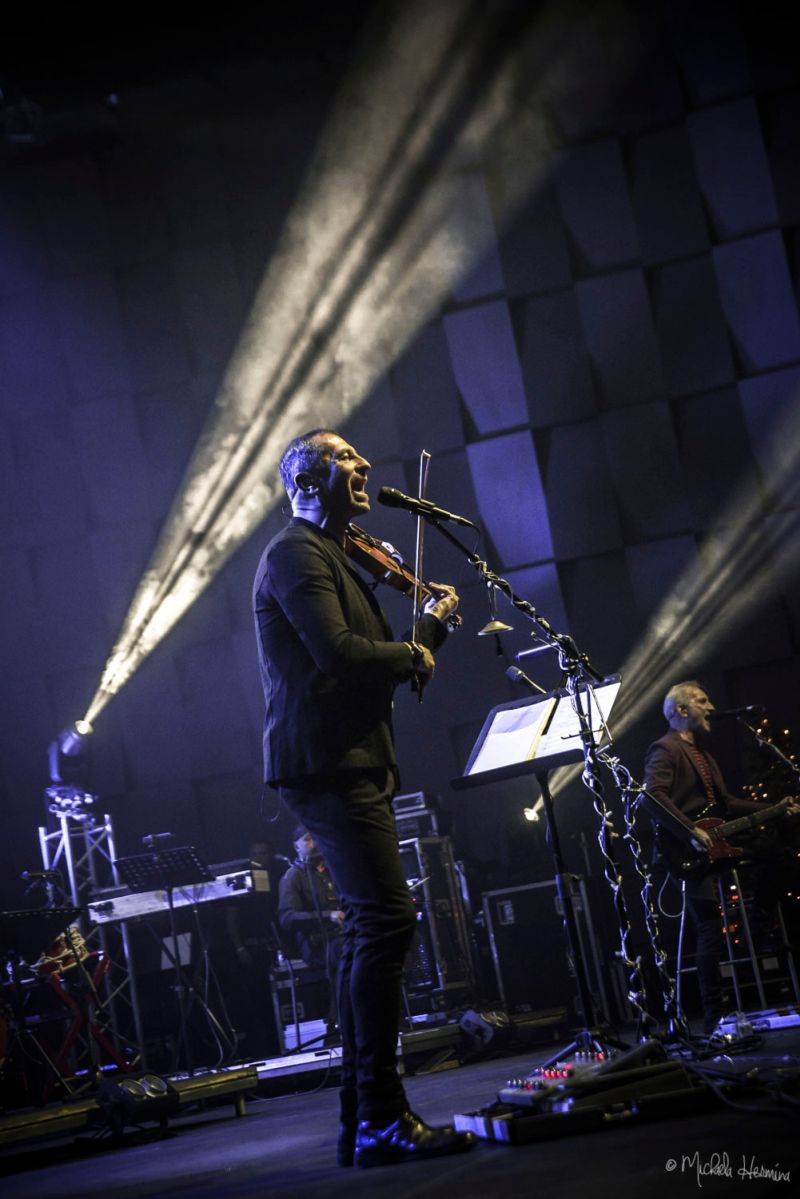 Čechomor odehrál vánoční koncert ve Foru Karlín, došlo i na křest vinylu Proměny