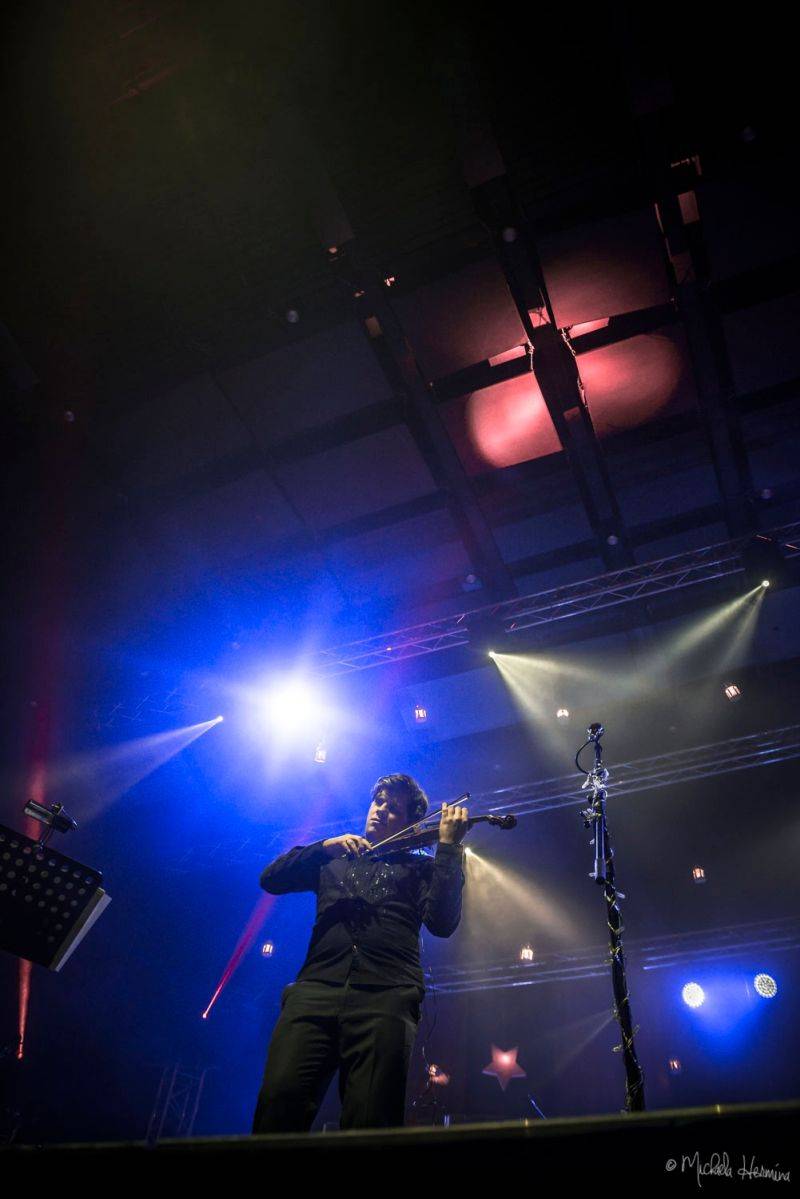 Čechomor odehrál vánoční koncert ve Foru Karlín, došlo i na křest vinylu Proměny