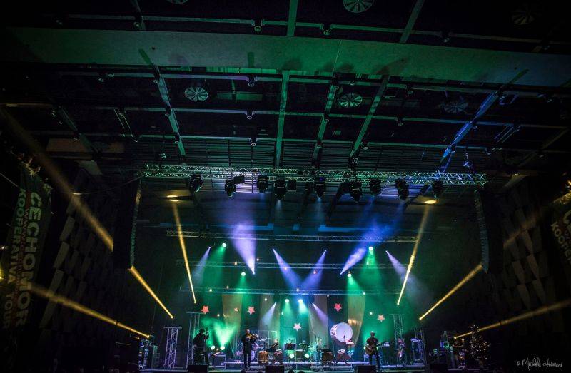 Čechomor odehrál vánoční koncert ve Foru Karlín, došlo i na křest vinylu Proměny