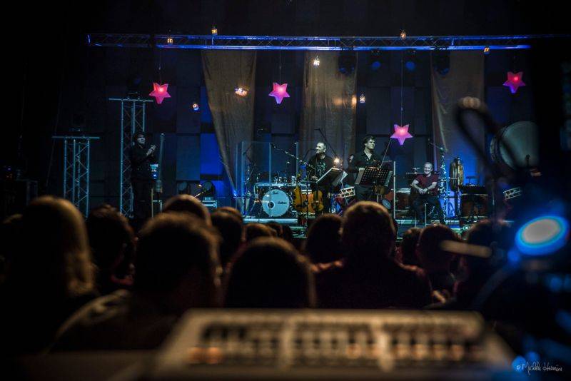 Čechomor odehrál vánoční koncert ve Foru Karlín, došlo i na křest vinylu Proměny