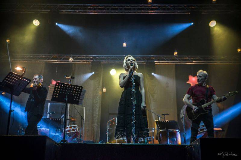 Čechomor odehrál vánoční koncert ve Foru Karlín, došlo i na křest vinylu Proměny