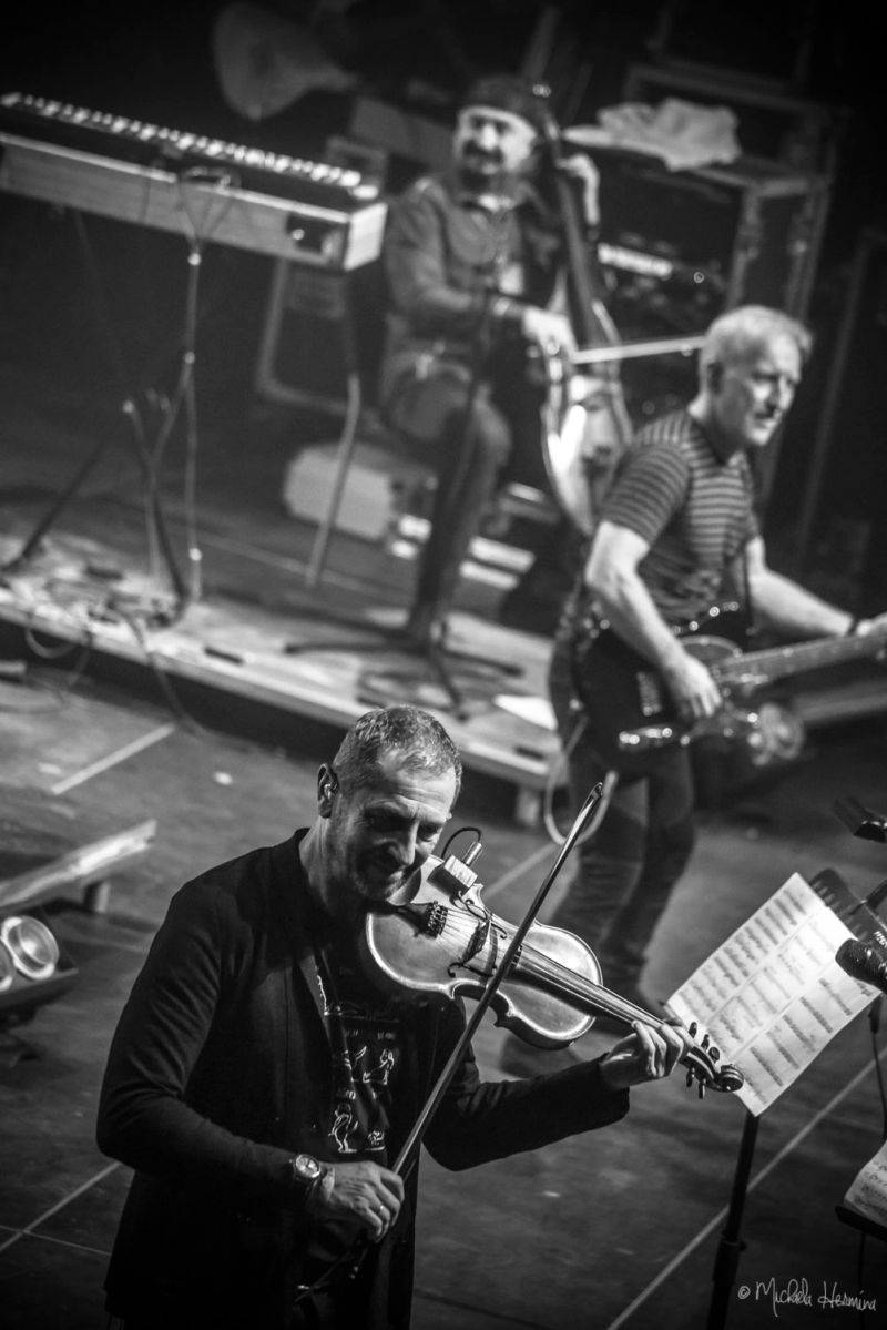 Čechomor odehrál vánoční koncert ve Foru Karlín, došlo i na křest vinylu Proměny