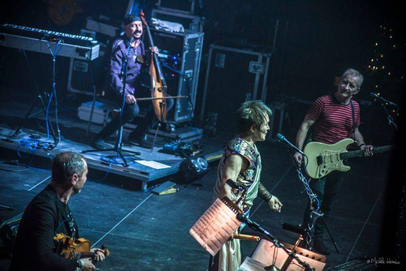 Čechomor odehrál vánoční koncert ve Foru Karlín, došlo i na křest vinylu Proměny