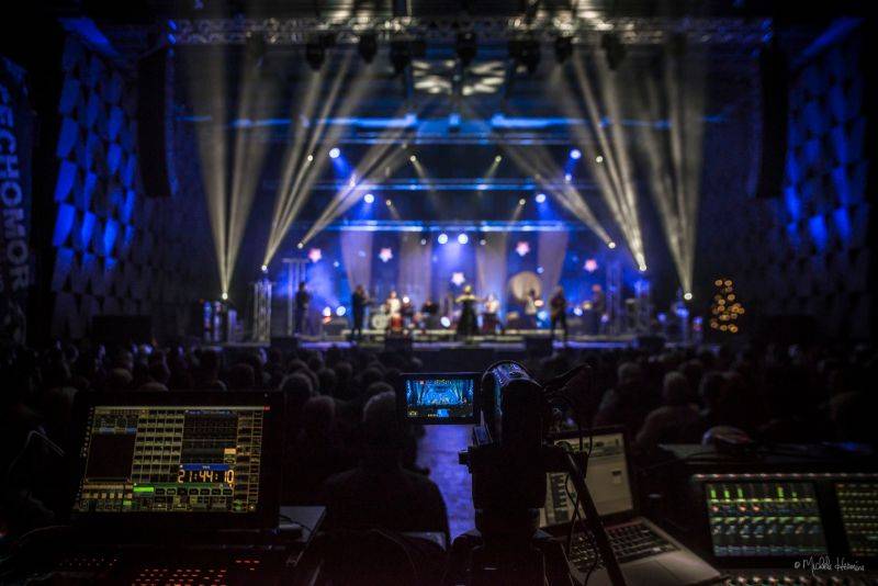 Čechomor odehrál vánoční koncert ve Foru Karlín, došlo i na křest vinylu Proměny