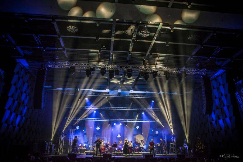 Čechomor odehrál vánoční koncert ve Foru Karlín, došlo i na křest vinylu Proměny