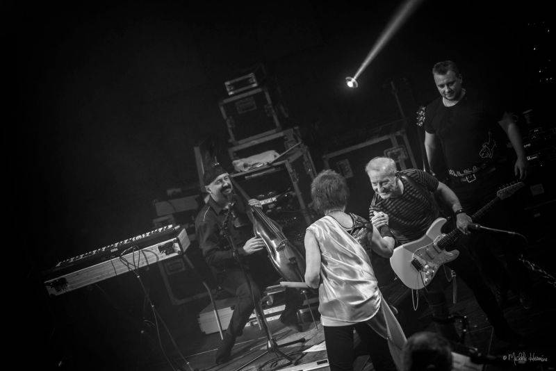 Čechomor odehrál vánoční koncert ve Foru Karlín, došlo i na křest vinylu Proměny