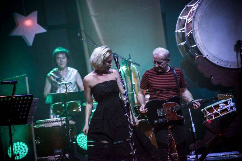 Čechomor odehrál vánoční koncert ve Foru Karlín, došlo i na křest vinylu Proměny