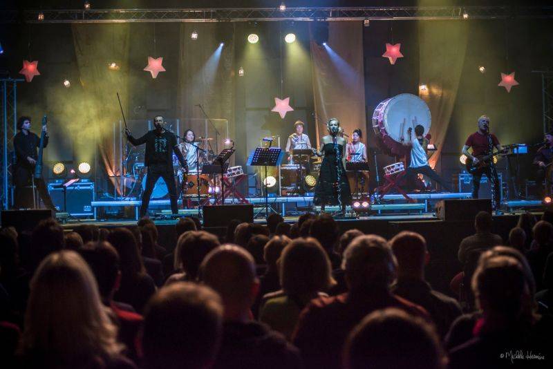 Čechomor odehrál vánoční koncert ve Foru Karlín, došlo i na křest vinylu Proměny