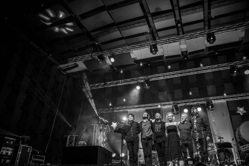 Čechomor odehrál vánoční koncert ve Foru Karlín, došlo i na křest vinylu Proměny