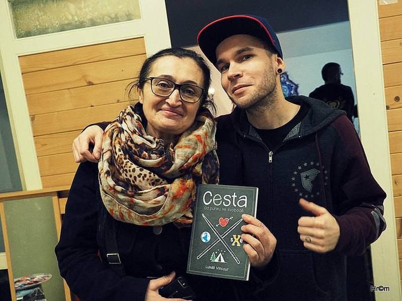 Lukáš Vincour z Pipes and Pints pokřtil svou Cestu. Kniha má lidem předávat mír a lásku