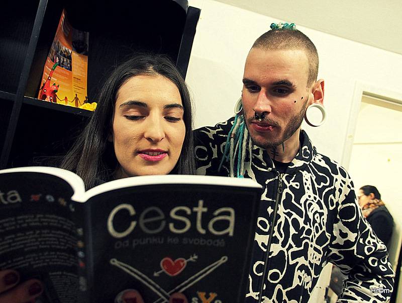 Lukáš Vincour z Pipes and Pints pokřtil svou Cestu. Kniha má lidem předávat mír a lásku