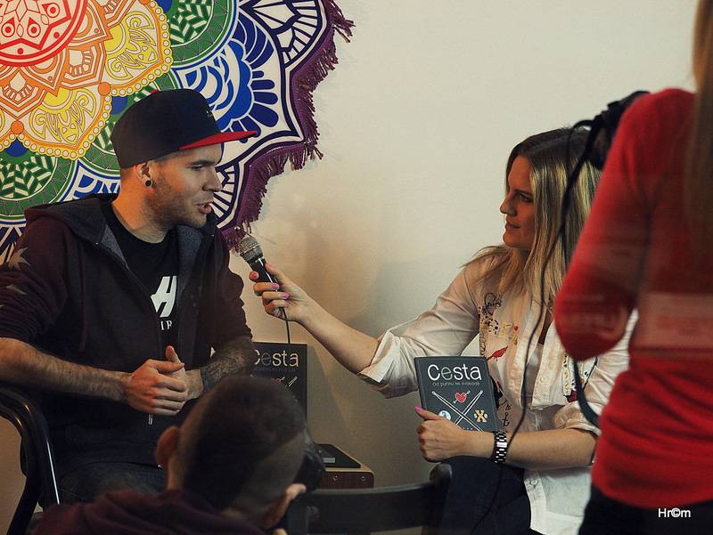 Lukáš Vincour z Pipes and Pints pokřtil svou Cestu. Kniha má lidem předávat mír a lásku