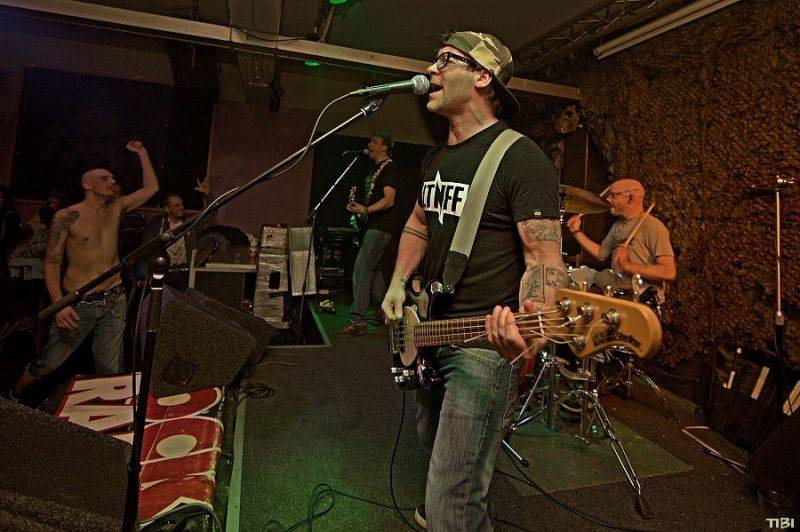 Punkový mejdan v Budějovicích rozpoutali v pátek třináctého Plexis a Apple Juice