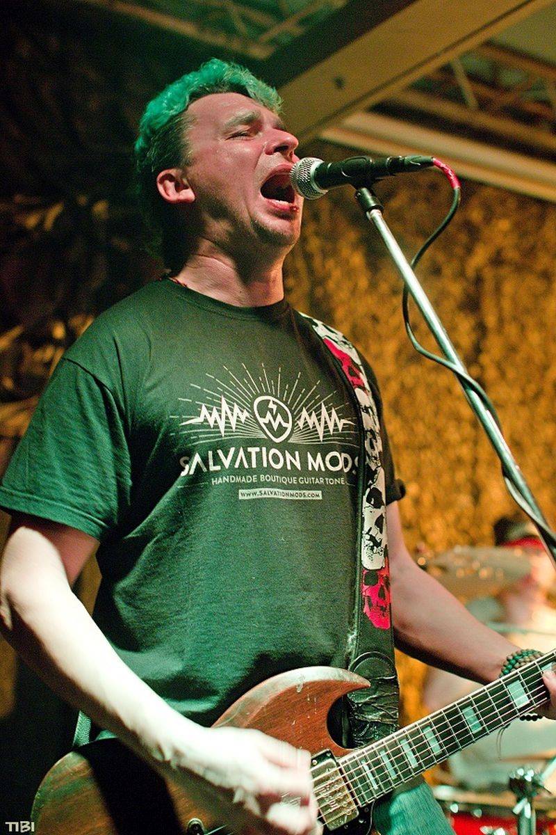 Punkový mejdan v Budějovicích rozpoutali v pátek třináctého Plexis a Apple Juice