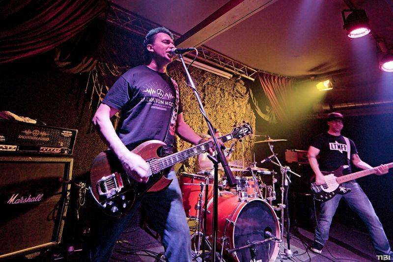 Punkový mejdan v Budějovicích rozpoutali v pátek třináctého Plexis a Apple Juice