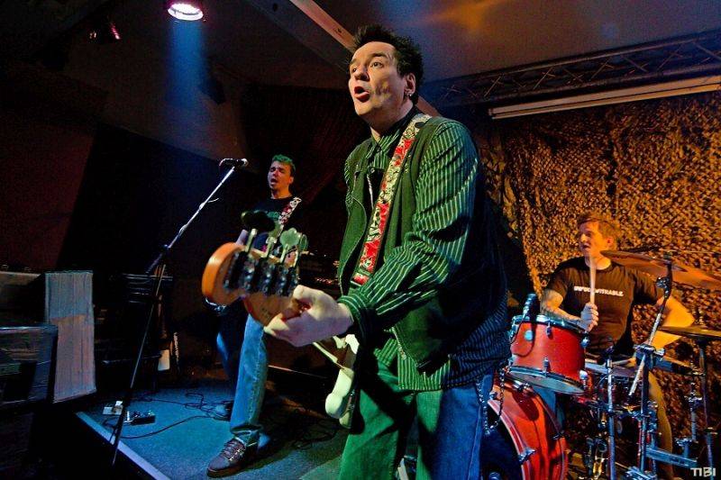 Punkový mejdan v Budějovicích rozpoutali v pátek třináctého Plexis a Apple Juice