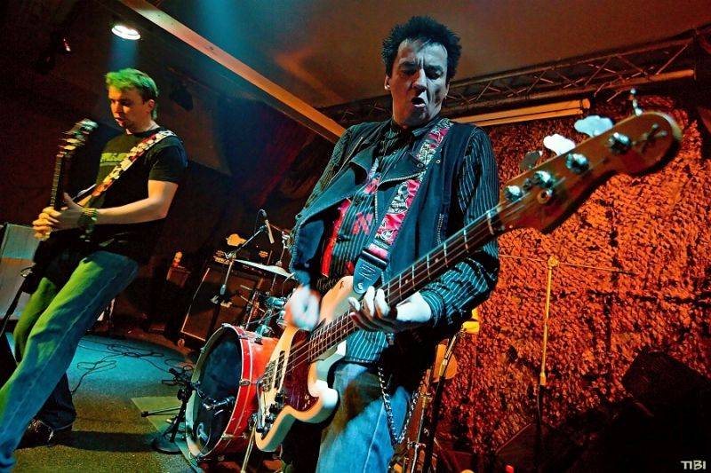 Punkový mejdan v Budějovicích rozpoutali v pátek třináctého Plexis a Apple Juice