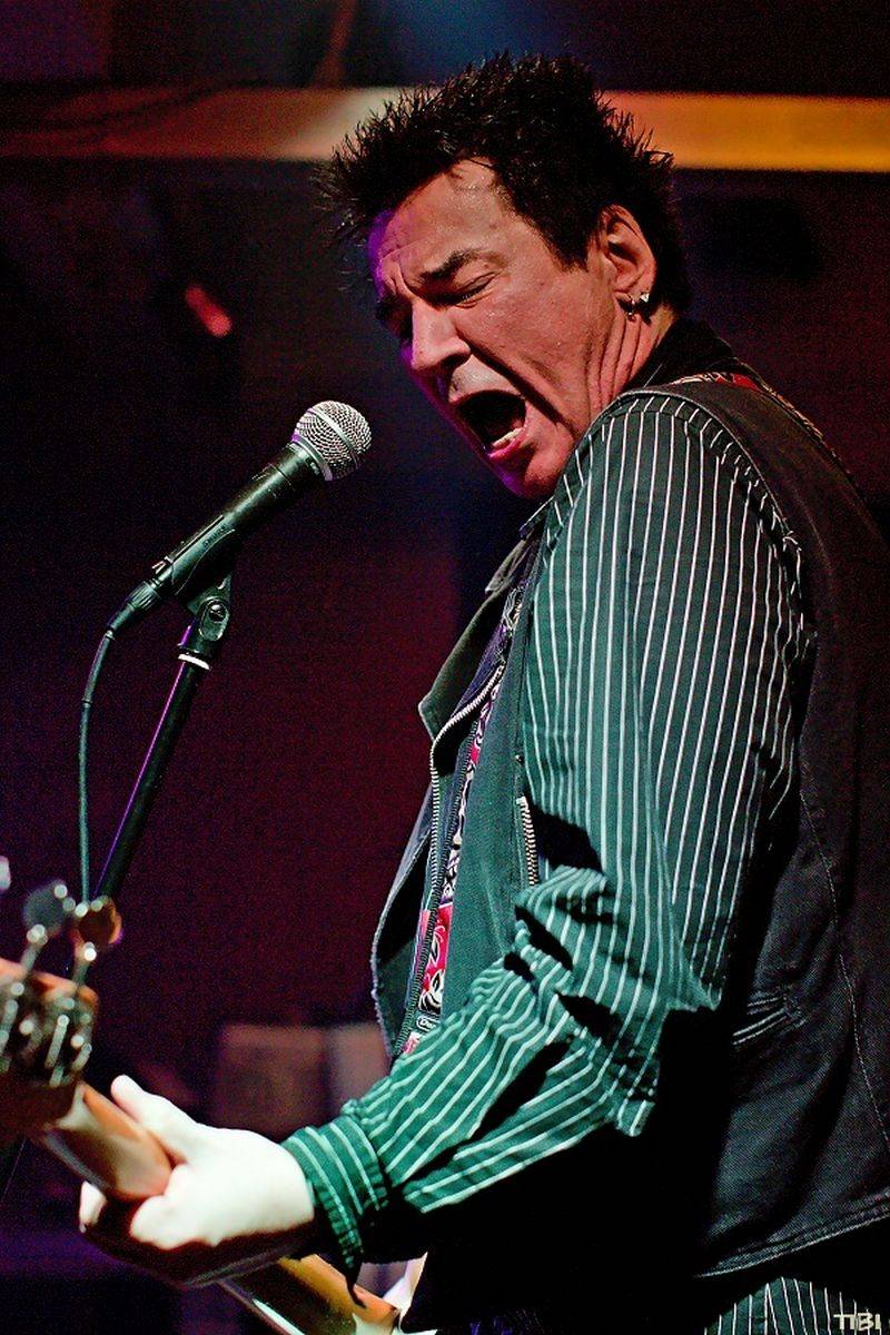 Punkový mejdan v Budějovicích rozpoutali v pátek třináctého Plexis a Apple Juice