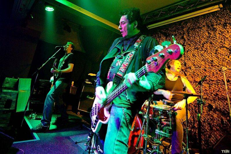 Punkový mejdan v Budějovicích rozpoutali v pátek třináctého Plexis a Apple Juice