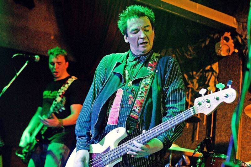 Punkový mejdan v Budějovicích rozpoutali v pátek třináctého Plexis a Apple Juice