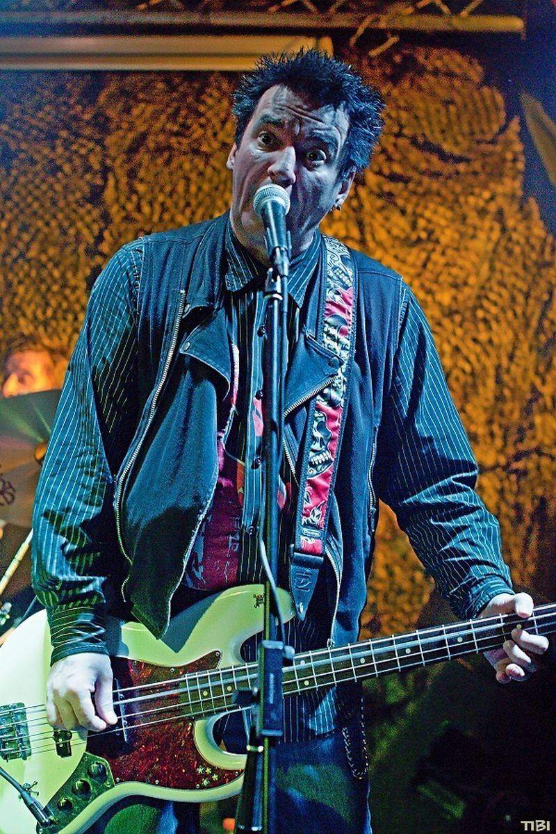 Punkový mejdan v Budějovicích rozpoutali v pátek třináctého Plexis a Apple Juice