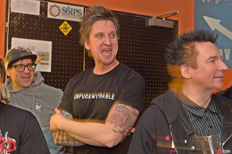 Punkový mejdan v Budějovicích rozpoutali v pátek třináctého Plexis a Apple Juice