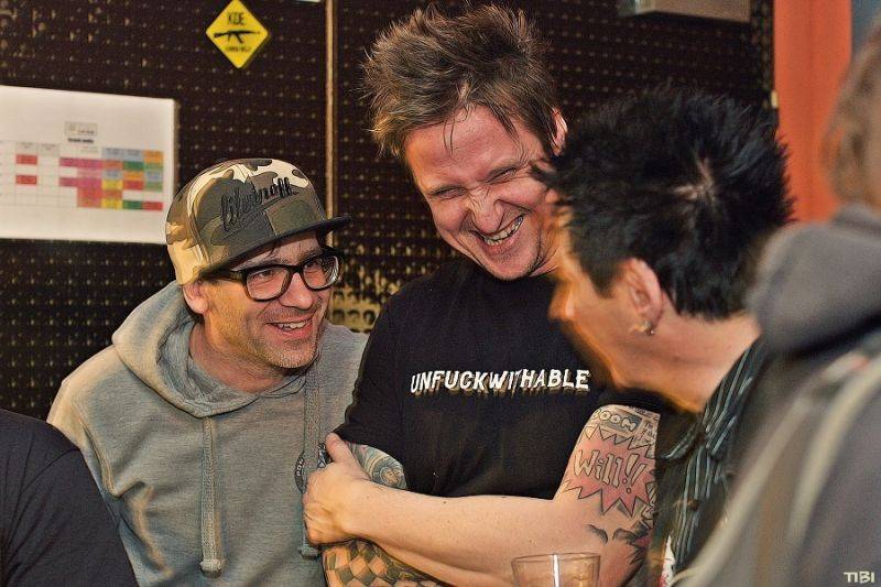 Punkový mejdan v Budějovicích rozpoutali v pátek třináctého Plexis a Apple Juice