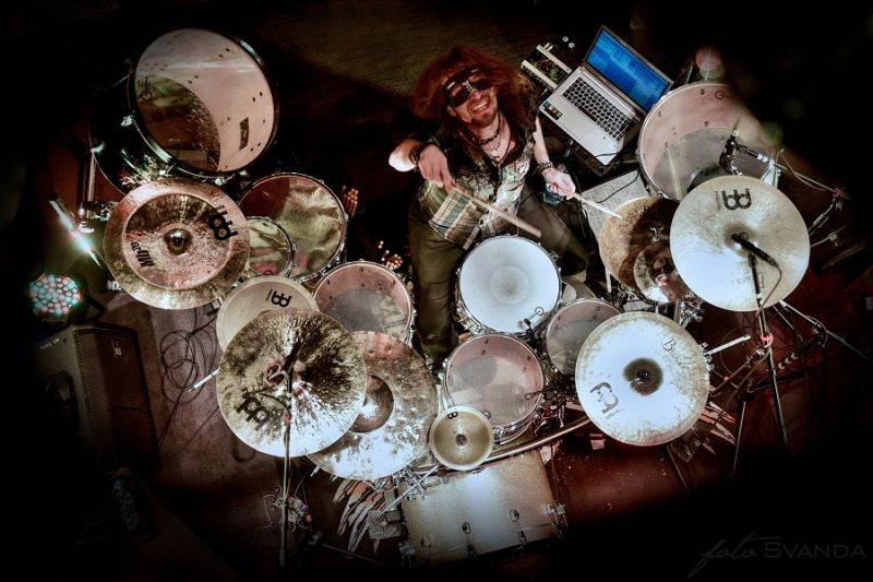 Démon za bicími Miloš Meier předvedl bubenický syndrom v Moravských Budějovicích