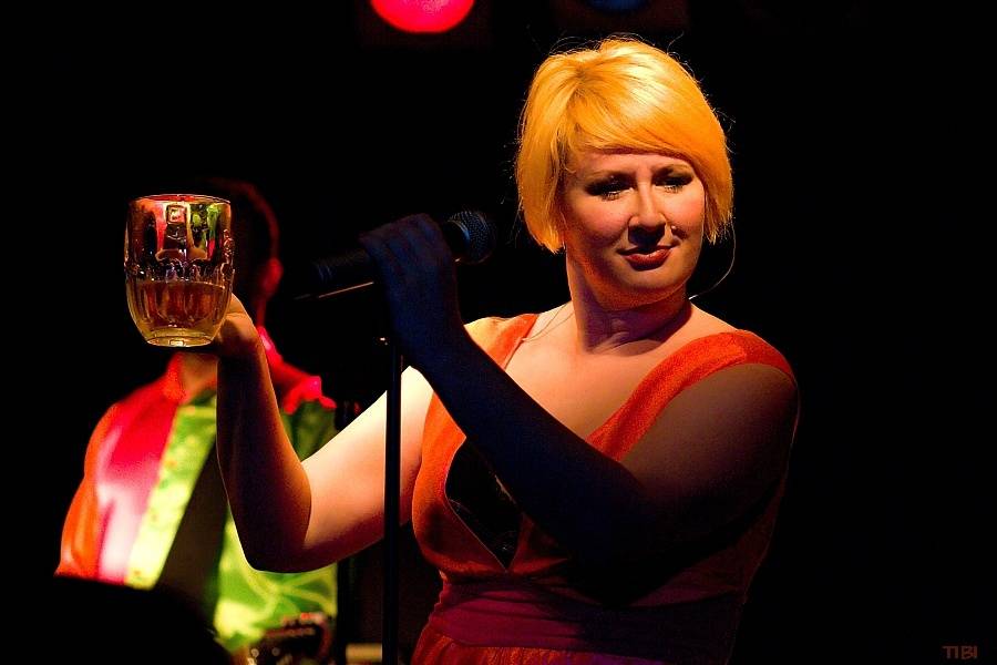 Monkey Business s novou stálou zpěvačkou Terezou Černochovou roztančili českokrumlovskou Fabričku