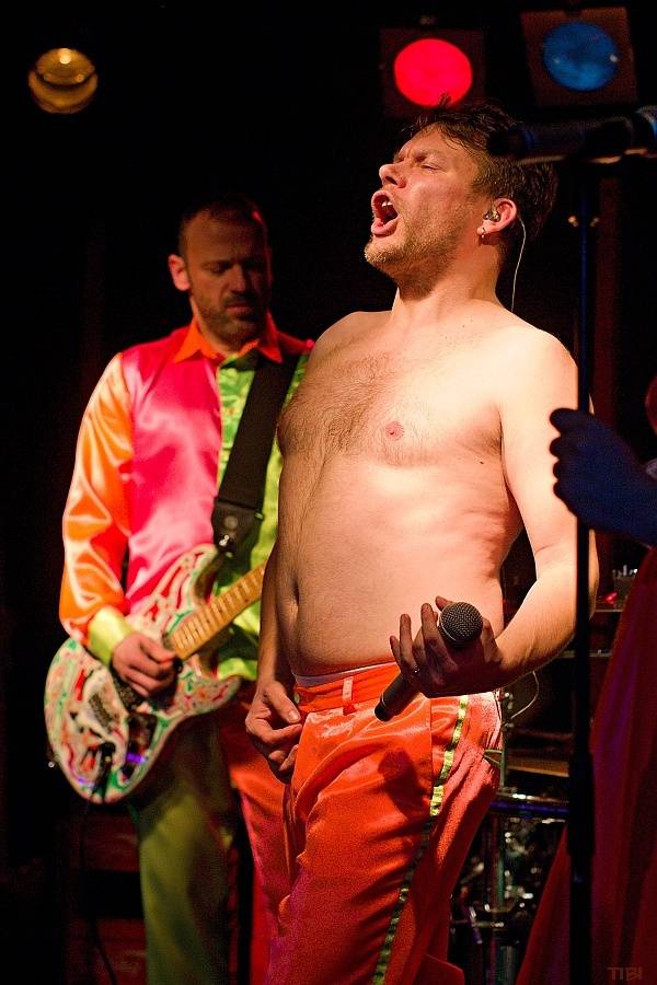 Monkey Business s novou stálou zpěvačkou Terezou Černochovou roztančili českokrumlovskou Fabričku