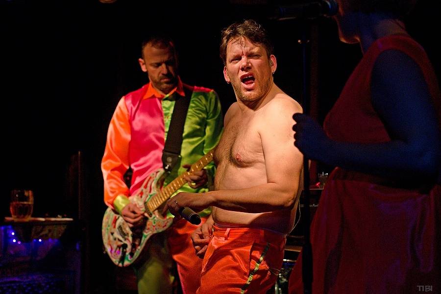 Monkey Business s novou stálou zpěvačkou Terezou Černochovou roztančili českokrumlovskou Fabričku