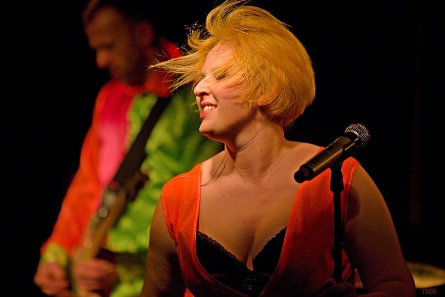 Monkey Business s novou stálou zpěvačkou Terezou Černochovou roztančili českokrumlovskou Fabričku