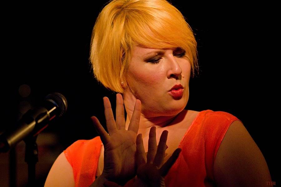 Monkey Business s novou stálou zpěvačkou Terezou Černochovou roztančili českokrumlovskou Fabričku