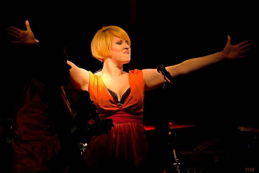 Monkey Business s novou stálou zpěvačkou Terezou Černochovou roztančili českokrumlovskou Fabričku