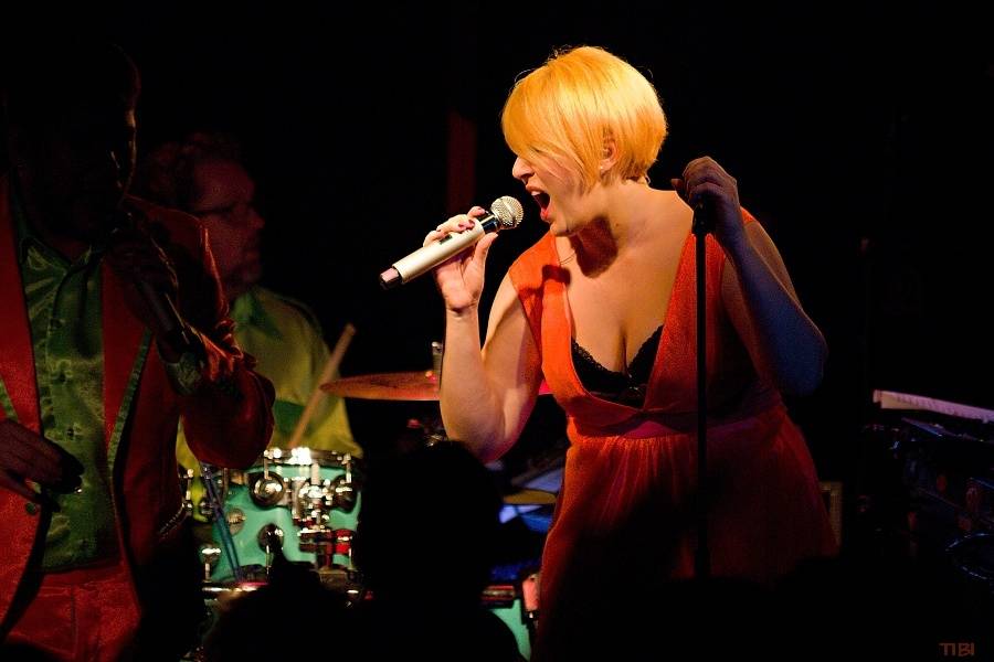 Monkey Business s novou stálou zpěvačkou Terezou Černochovou roztančili českokrumlovskou Fabričku