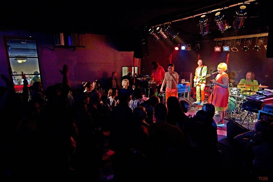 Monkey Business s novou stálou zpěvačkou Terezou Černochovou roztančili českokrumlovskou Fabričku