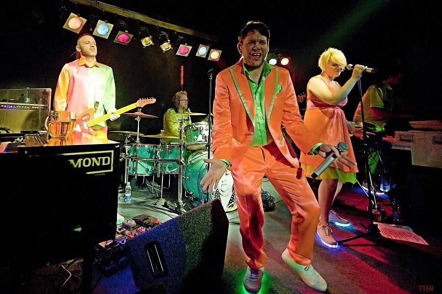 Monkey Business s novou stálou zpěvačkou Terezou Černochovou roztančili českokrumlovskou Fabričku