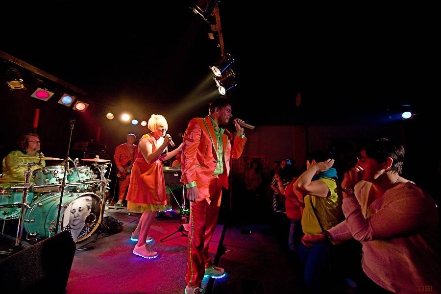 Monkey Business s novou stálou zpěvačkou Terezou Černochovou roztančili českokrumlovskou Fabričku