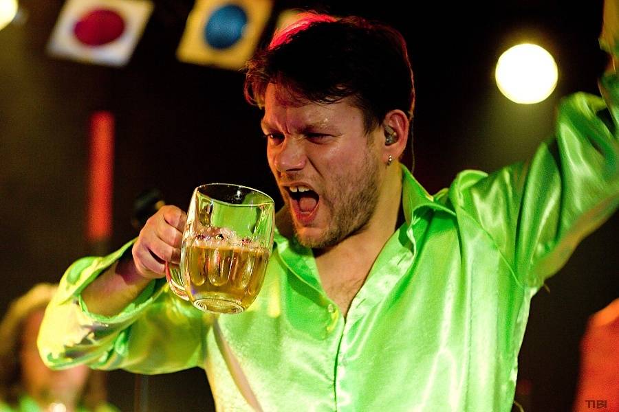 Monkey Business s novou stálou zpěvačkou Terezou Černochovou roztančili českokrumlovskou Fabričku