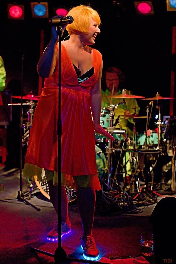 Monkey Business s novou stálou zpěvačkou Terezou Černochovou roztančili českokrumlovskou Fabričku