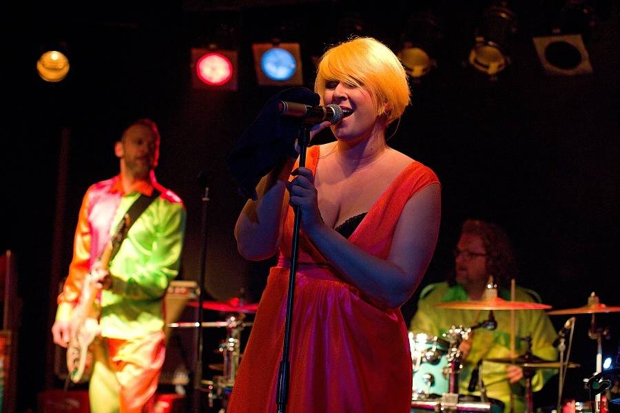 Monkey Business s novou stálou zpěvačkou Terezou Černochovou roztančili českokrumlovskou Fabričku