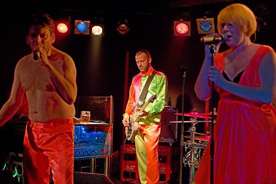 Monkey Business s novou stálou zpěvačkou Terezou Černochovou roztančili českokrumlovskou Fabričku