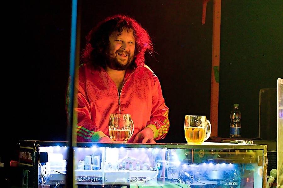 Monkey Business s novou stálou zpěvačkou Terezou Černochovou roztančili českokrumlovskou Fabričku