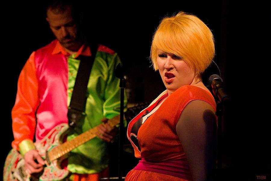 Monkey Business s novou stálou zpěvačkou Terezou Černochovou roztančili českokrumlovskou Fabričku