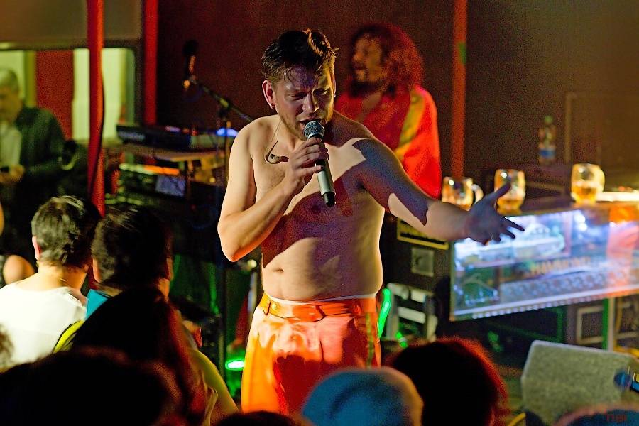 Monkey Business s novou stálou zpěvačkou Terezou Černochovou roztančili českokrumlovskou Fabričku