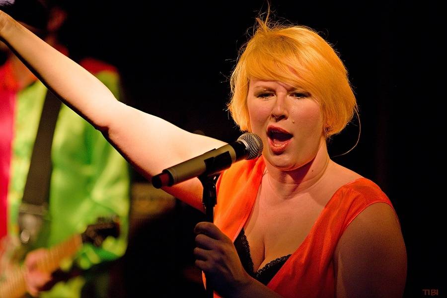 Monkey Business s novou stálou zpěvačkou Terezou Černochovou roztančili českokrumlovskou Fabričku