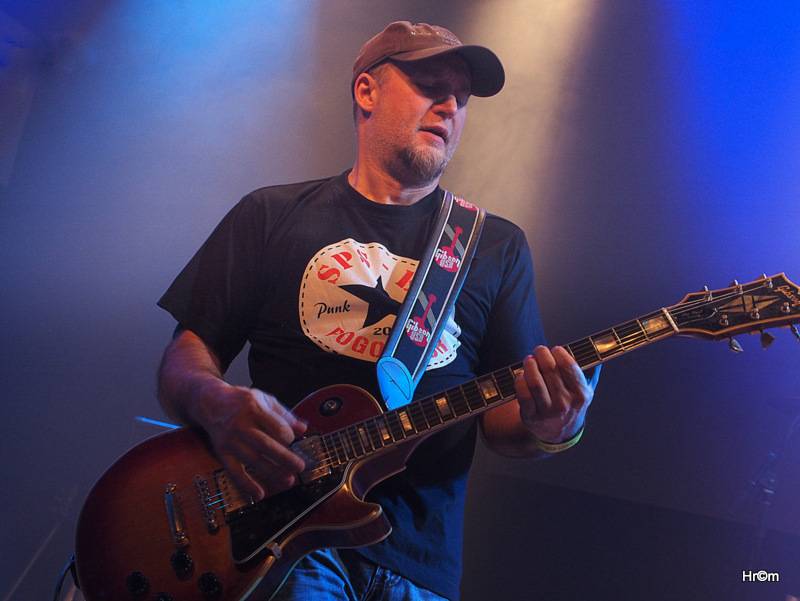 Kurva drát padesát: Fanoušci spolu s Visacím zámkem zpívali Petru Hoškovi k narozeninám