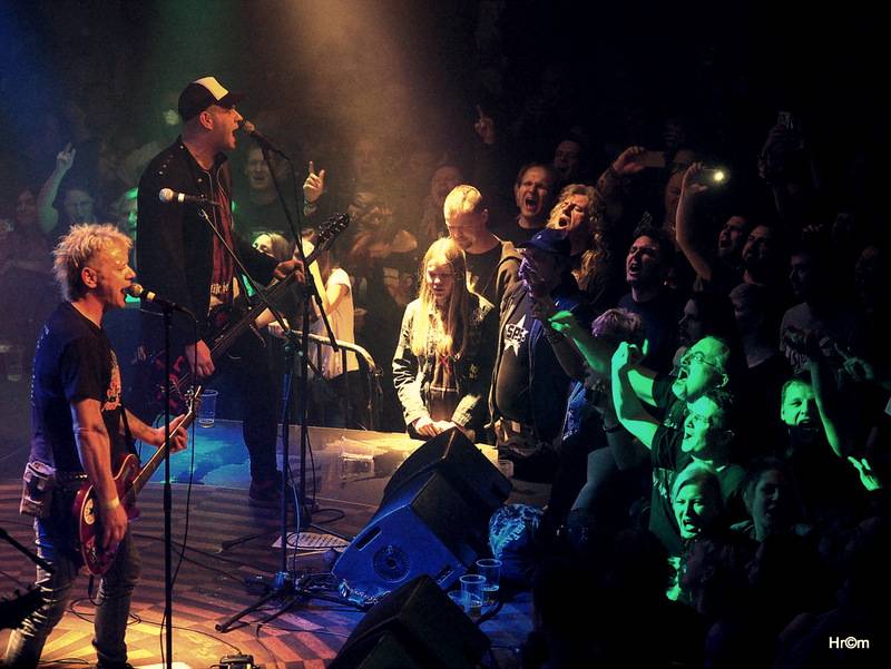 Kurva drát padesát: Fanoušci spolu s Visacím zámkem zpívali Petru Hoškovi k narozeninám