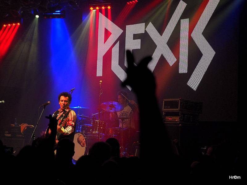 Kurva drát padesát: Fanoušci spolu s Visacím zámkem zpívali Petru Hoškovi k narozeninám